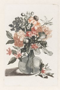 Glasvase mit Blumen und ein Zweig mit Blume vor der Vase