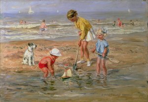 Kinder spielen am Strand