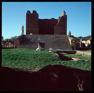 Römische Kunst: Ansicht der Ruinen des Kapitols, archäologische Stätte von Ostia