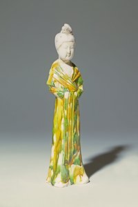 Sancai blasse Keramikfigur einer stehenden Hofdame, Tang-Dynastie